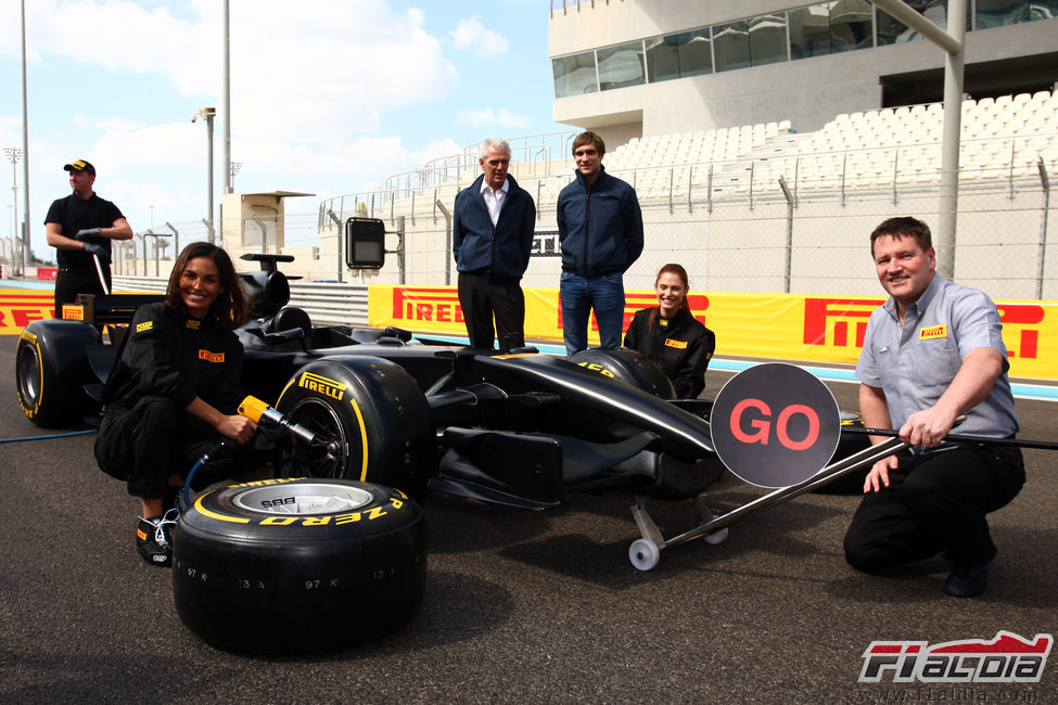 Paul Hembery con Inés Sastre y Bianca Balti en Yas Marina