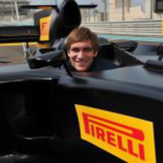 Vitaly Petrov en el monoplaza de Pirelli 2012