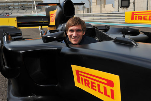 Vitaly Petrov en el monoplaza de Pirelli 2012