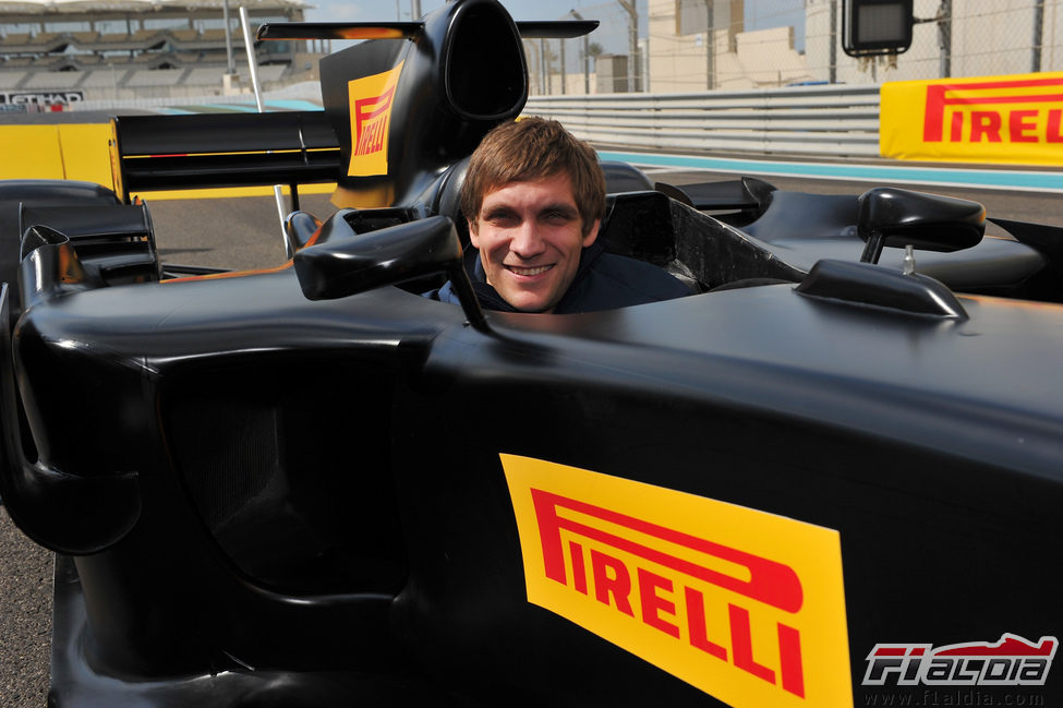 Vitaly Petrov en el monoplaza de Pirelli 2012