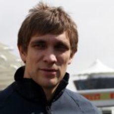 Vitaly Petrov en Abu Dabi con Pirelli