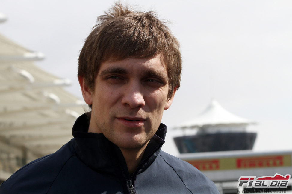 Vitaly Petrov en Abu Dabi con Pirelli