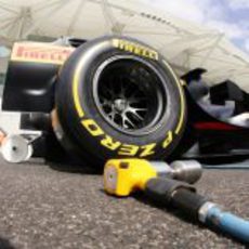 Pistola neumática al lado de un Pirelli de 2012