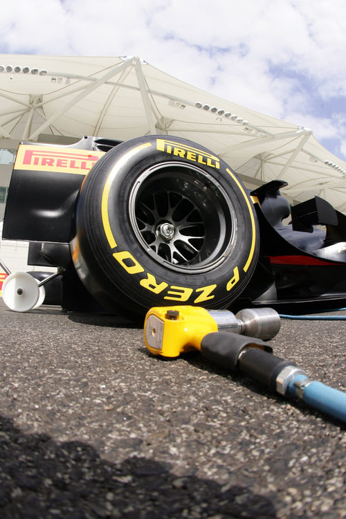 Pistola neumática al lado de un Pirelli de 2012