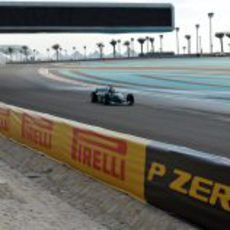 Pirelli rueda en Abu Dabi con un bipplaza