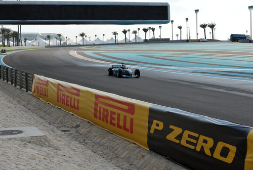 Pirelli rueda en Abu Dabi con un bipplaza