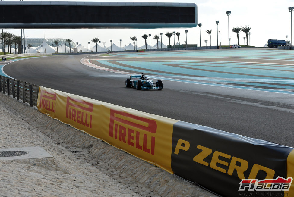 Pirelli rueda en Abu Dabi con un bipplaza