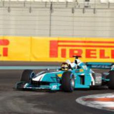 Un biplaza rueda con los nuevos Pirelli en Abu Dabi