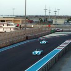 Dos biplaza con Pirelli ruedan en Yas Marina