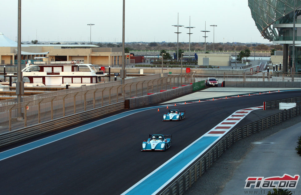 Dos biplaza con Pirelli ruedan en Yas Marina