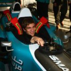 Vitaly Petrov sentado en el biplaza de Yas Marina