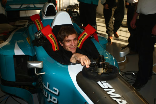 Vitaly Petrov sentado en el biplaza de Yas Marina