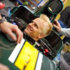 Heikki Kovalainen sentado en el nuevo Caterham de 2012