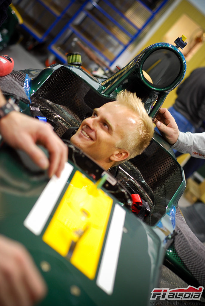 Heikki Kovalainen sentado en el nuevo Caterham de 2012