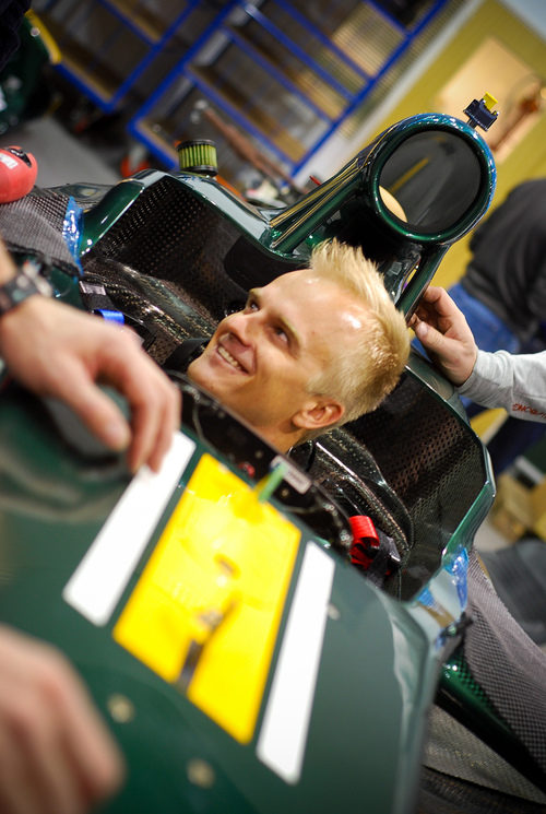 Heikki Kovalainen sentado en el nuevo Caterham de 2012