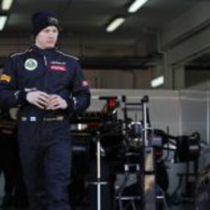 Kimi Räikkönen en el box de Lotus en Cheste