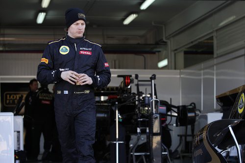 Kimi Räikkönen en el box de Lotus en Cheste