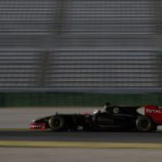 Räikkönen con el R30 sobre la pista de Cheste