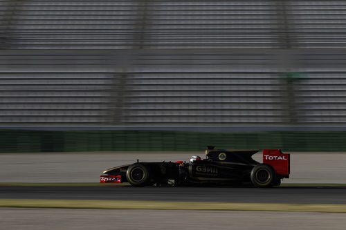 Räikkönen con el R30 sobre la pista de Cheste