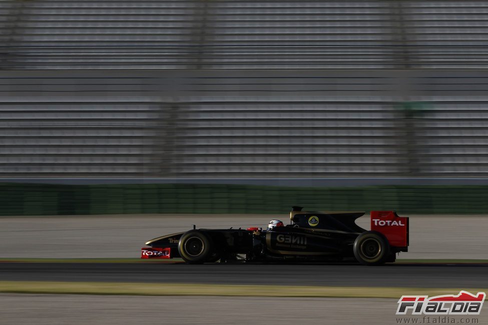 Räikkönen con el R30 sobre la pista de Cheste