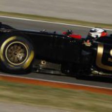 Kimi Räikkönen a los mandos del R30 en Valencia