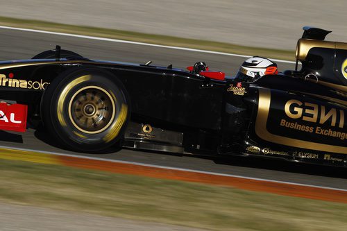 Kimi Räikkönen a los mandos del R30 en Valencia