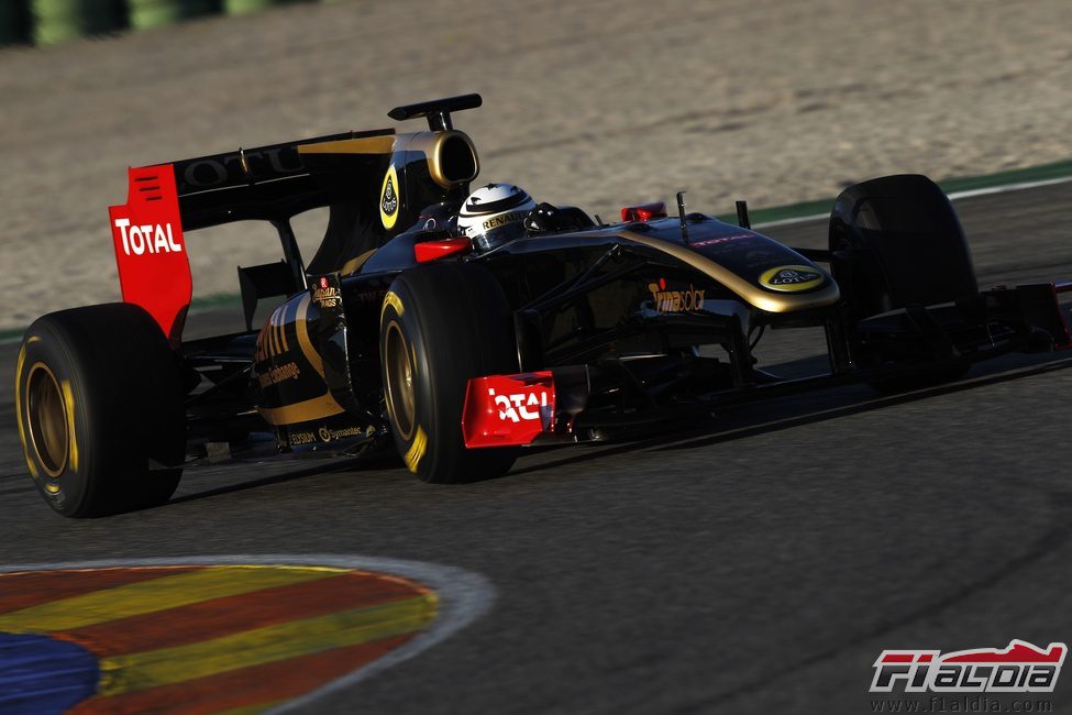 Räikkönen afronta una de las curvas de Cheste