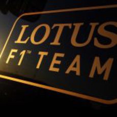 Logo del Lotus F1 Team en Valencia