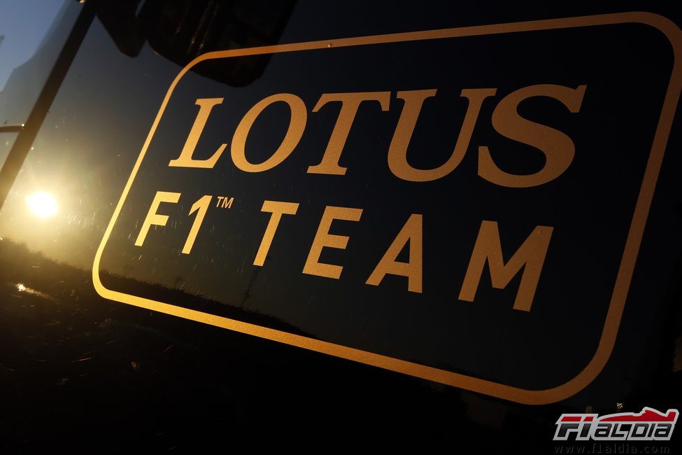 Logo del Lotus F1 Team en Valencia