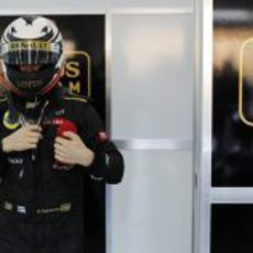 Räikkönen con el casco puesto en el box de Lotus