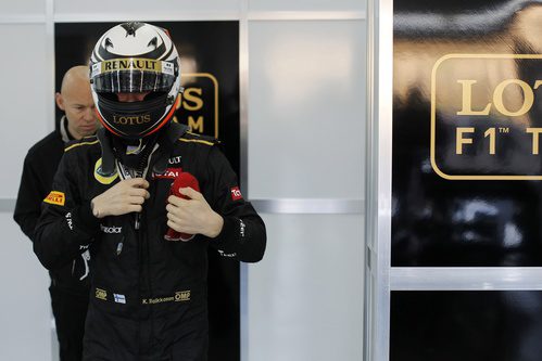 Räikkönen con el casco puesto en el box de Lotus