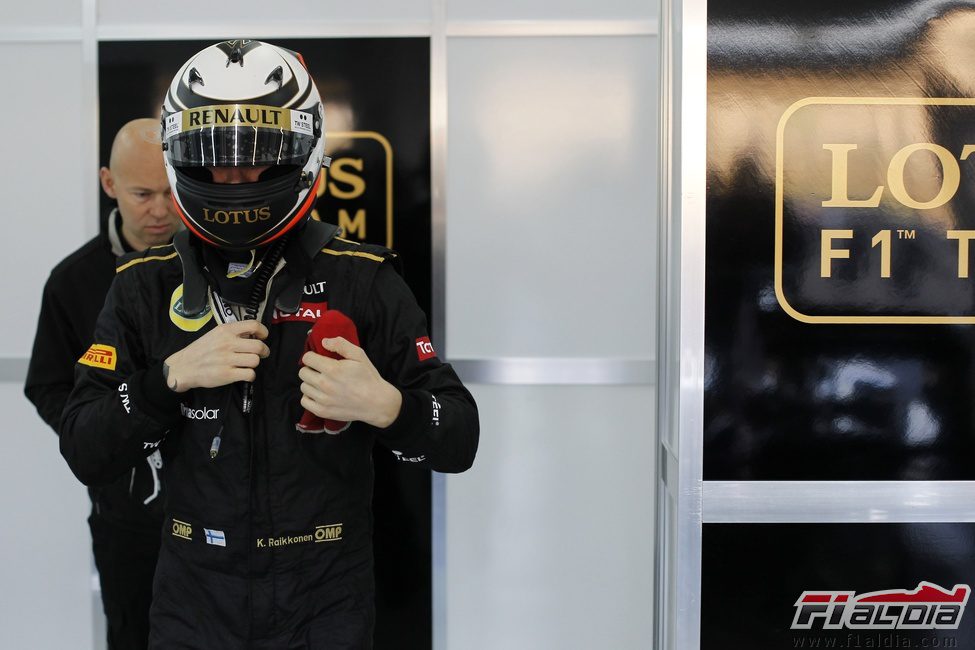 Räikkönen con el casco puesto en el box de Lotus