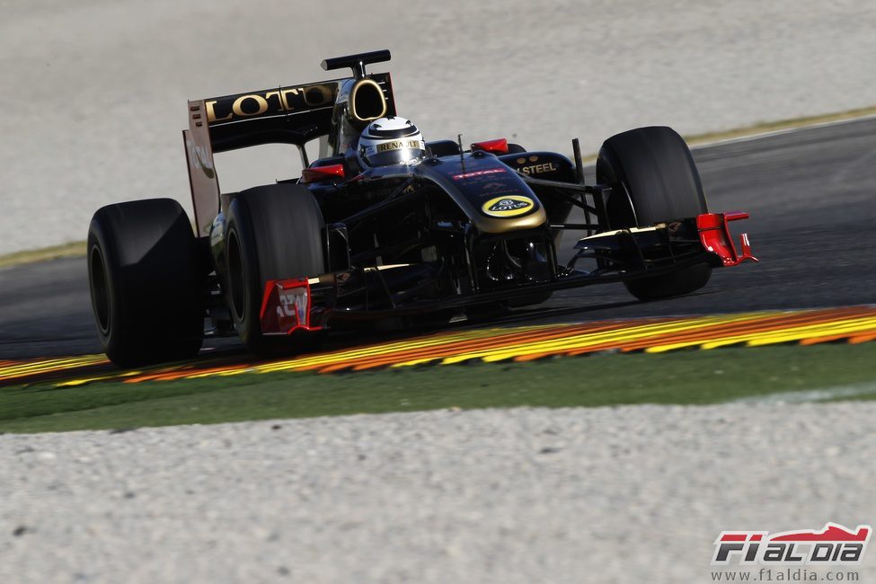 El Lotus R30 con Kimi Räikkönen a los mandos