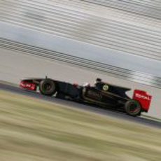 Kimi Räikkönen pisa a fondo en el Lotus R30