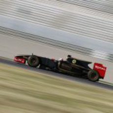 Kimi Räikkönen pisa a fondo en el Lotus R30
