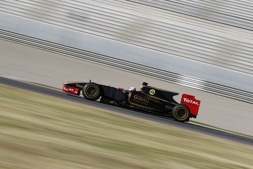 Kimi Räikkönen pisa a fondo en el Lotus R30