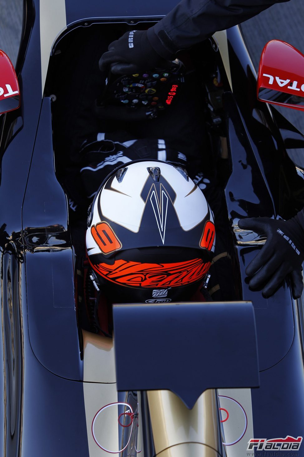 Kimi Räikkönen en el 'cockpit' del R30