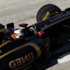 El casco blanco de Räikkönen destaca dentro del R30