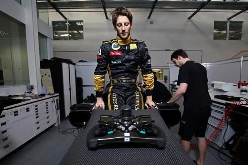 Romain Grosjean se hace el asiento del E20