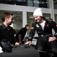Räikkönen muy sonriente en la fábrica de Lotus