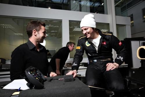 Räikkönen muy sonriente en la fábrica de Lotus