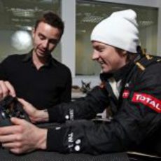 El ingeniero le explica a Kimi Räikkönen su nuevo volante