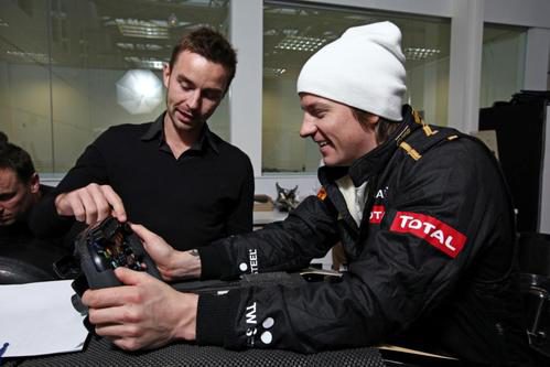 El ingeniero le explica a Kimi Räikkönen su nuevo volante