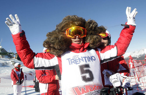 Fernando Alonso con una peluca enorme en el 'Wrooom' 2012