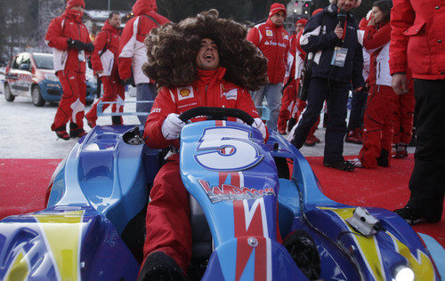 Fernando Alonso con su gran peluca sentado en un kart