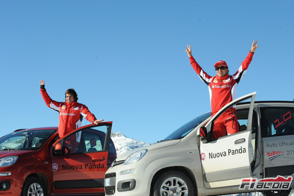 Alonso y Massa alzan los brazos en el 'Wrooom' 2012