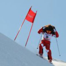 Alonso se agarra la peluca bajando con los esquís