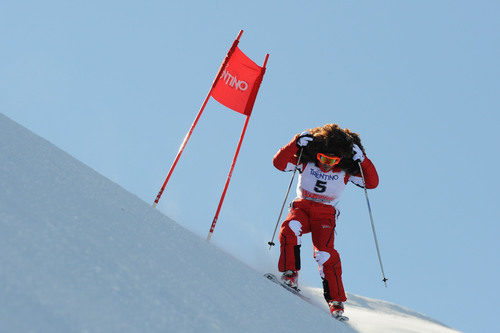 Alonso se agarra la peluca bajando con los esquís