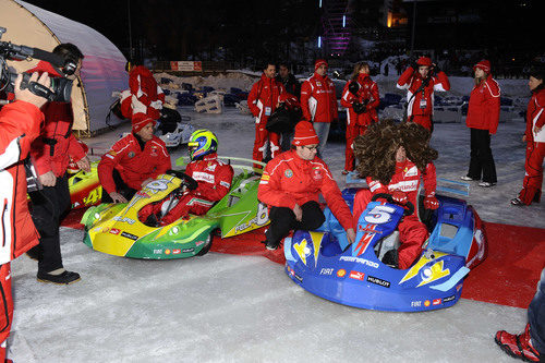 Massa, Alonso y la gran peluca se suben a los karts