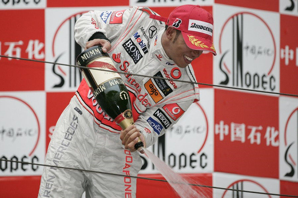 Hamilton moja a su equipo con champán